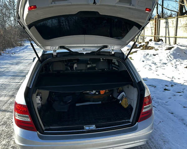 Серый Мерседес Ц-Класс, объемом двигателя 2.2 л и пробегом 350 тыс. км за 11999 $, фото 11 на Automoto.ua