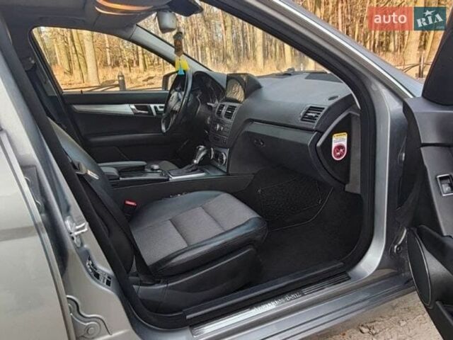 Серый Мерседес Ц-Класс, объемом двигателя 2.2 л и пробегом 262 тыс. км за 9400 $, фото 11 на Automoto.ua