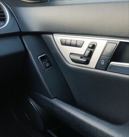 Сірий Мерседес Ц-Клас, об'ємом двигуна 3 л та пробігом 279 тис. км за 13600 $, фото 26 на Automoto.ua