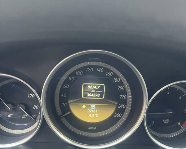 Сірий Мерседес Ц-Клас, об'ємом двигуна 2.15 л та пробігом 304 тис. км за 12000 $, фото 15 на Automoto.ua