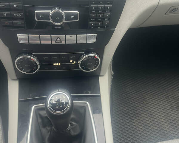 Сірий Мерседес Ц-Клас, об'ємом двигуна 2.15 л та пробігом 304 тис. км за 12000 $, фото 10 на Automoto.ua