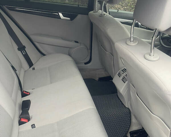 Сірий Мерседес Ц-Клас, об'ємом двигуна 2.15 л та пробігом 304 тис. км за 12000 $, фото 19 на Automoto.ua