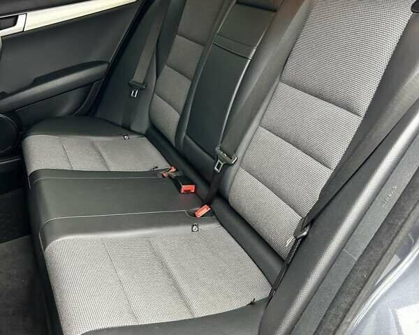 Сірий Мерседес Ц-Клас, об'ємом двигуна 2.99 л та пробігом 366 тис. км за 12700 $, фото 17 на Automoto.ua