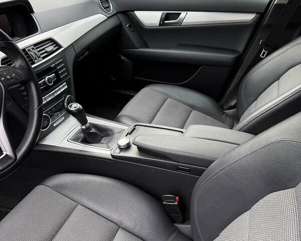 Серый Мерседес Ц-Класс, объемом двигателя 1.8 л и пробегом 317 тыс. км за 10650 $, фото 15 на Automoto.ua