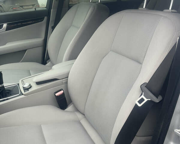 Сірий Мерседес Ц-Клас, об'ємом двигуна 2.15 л та пробігом 304 тис. км за 12000 $, фото 13 на Automoto.ua