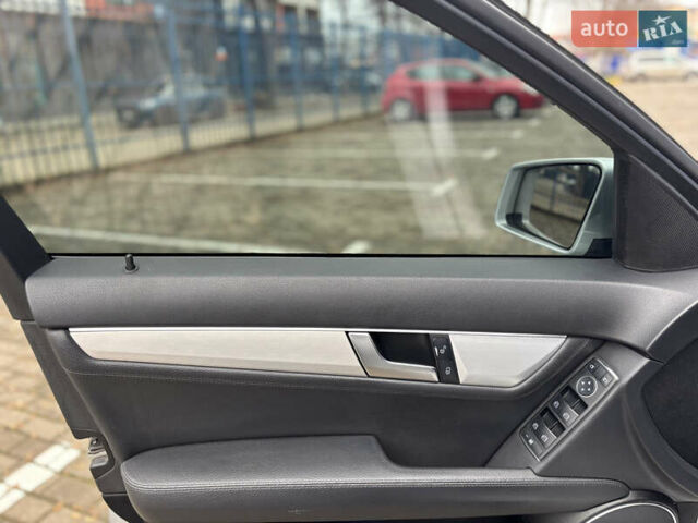 Сірий Мерседес Ц-Клас, об'ємом двигуна 2.14 л та пробігом 313 тис. км за 9950 $, фото 24 на Automoto.ua