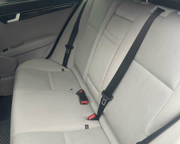 Сірий Мерседес Ц-Клас, об'ємом двигуна 2.15 л та пробігом 304 тис. км за 12000 $, фото 17 на Automoto.ua