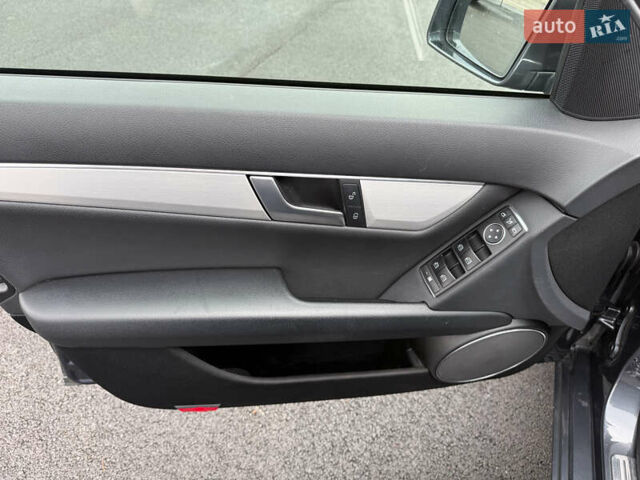 Серый Мерседес Ц-Класс, объемом двигателя 1.8 л и пробегом 317 тыс. км за 10650 $, фото 14 на Automoto.ua