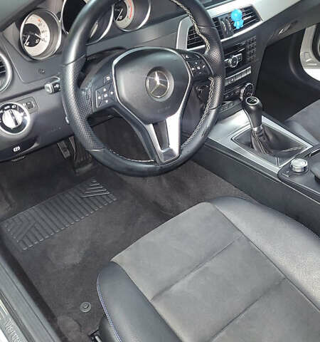 Серый Мерседес Ц-Класс, объемом двигателя 2.2 л и пробегом 159 тыс. км за 15000 $, фото 9 на Automoto.ua