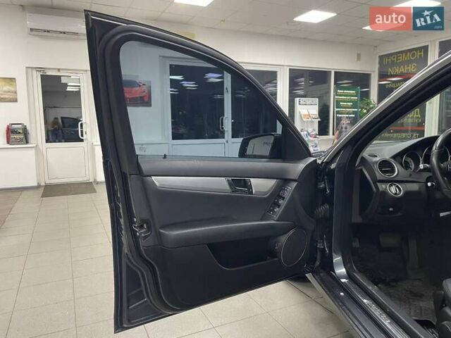 Сірий Мерседес Ц-Клас, об'ємом двигуна 2.14 л та пробігом 306 тис. км за 10490 $, фото 17 на Automoto.ua