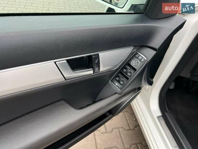 Серый Мерседес Ц-Класс, объемом двигателя 2.15 л и пробегом 265 тыс. км за 13500 $, фото 13 на Automoto.ua