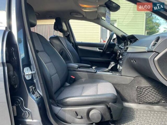 Серый Мерседес Ц-Класс, объемом двигателя 2.14 л и пробегом 306 тыс. км за 10490 $, фото 11 на Automoto.ua