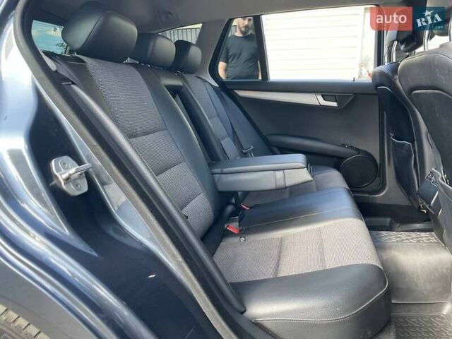 Серый Мерседес Ц-Класс, объемом двигателя 2.14 л и пробегом 306 тыс. км за 10490 $, фото 10 на Automoto.ua