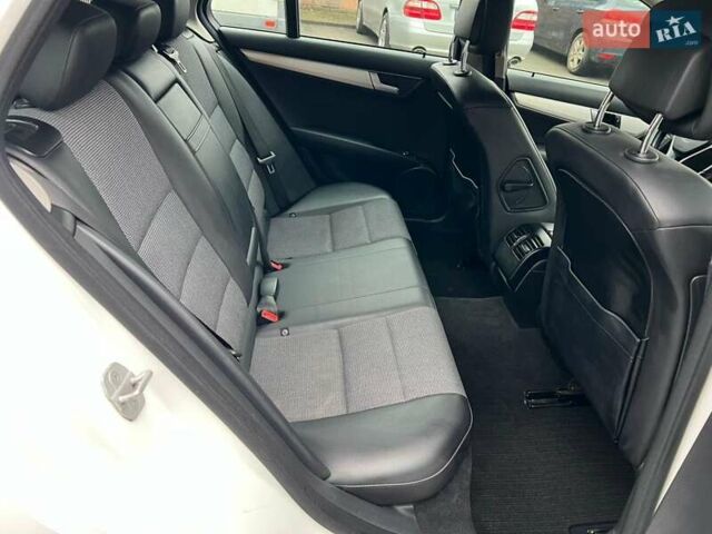 Серый Мерседес Ц-Класс, объемом двигателя 2.15 л и пробегом 265 тыс. км за 13500 $, фото 14 на Automoto.ua