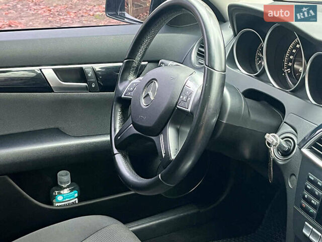 Серый Мерседес Ц-Класс, объемом двигателя 2.2 л и пробегом 208 тыс. км за 12890 $, фото 20 на Automoto.ua