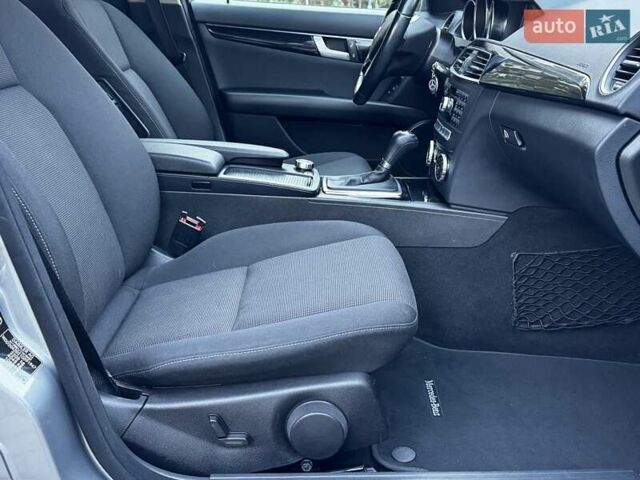 Сірий Мерседес Ц-Клас, об'ємом двигуна 2.2 л та пробігом 250 тис. км за 12850 $, фото 94 на Automoto.ua