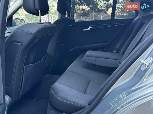 Сірий Мерседес Ц-Клас, об'ємом двигуна 2.2 л та пробігом 250 тис. км за 12850 $, фото 92 на Automoto.ua