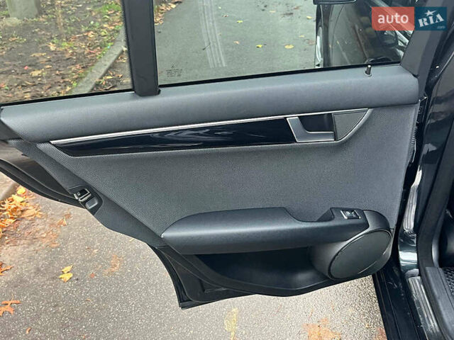 Серый Мерседес Ц-Класс, объемом двигателя 2.2 л и пробегом 208 тыс. км за 12890 $, фото 25 на Automoto.ua