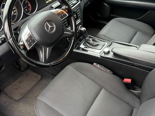 Сірий Мерседес Ц-Клас, об'ємом двигуна 2.2 л та пробігом 218 тис. км за 11000 $, фото 4 на Automoto.ua