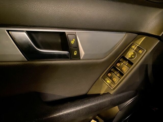 Серый Мерседес Ц-Класс, объемом двигателя 2.1 л и пробегом 220 тыс. км за 14900 $, фото 5 на Automoto.ua