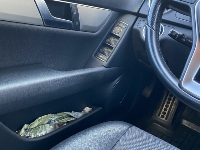 Серый Мерседес Ц-Класс, объемом двигателя 2.1 л и пробегом 220 тыс. км за 14900 $, фото 23 на Automoto.ua