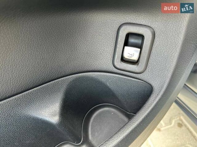 Сірий Мерседес Ц-Клас, об'ємом двигуна 2.14 л та пробігом 297 тис. км за 15950 $, фото 23 на Automoto.ua