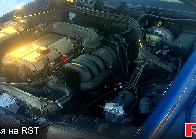 Синий Мерседес Ц-Класс, объемом двигателя 2.8 л и пробегом 200 тыс. км за 4000 $, фото 3 на Automoto.ua