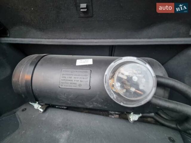 Синий Мерседес Ц-Класс, объемом двигателя 2 л и пробегом 223 тыс. км за 4500 $, фото 5 на Automoto.ua