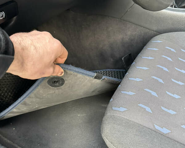 Синий Мерседес Ц-Класс, объемом двигателя 2 л и пробегом 180 тыс. км за 4444 $, фото 21 на Automoto.ua