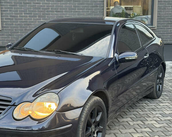 Синий Мерседес Ц-Класс, объемом двигателя 2 л и пробегом 180 тыс. км за 4444 $, фото 1 на Automoto.ua