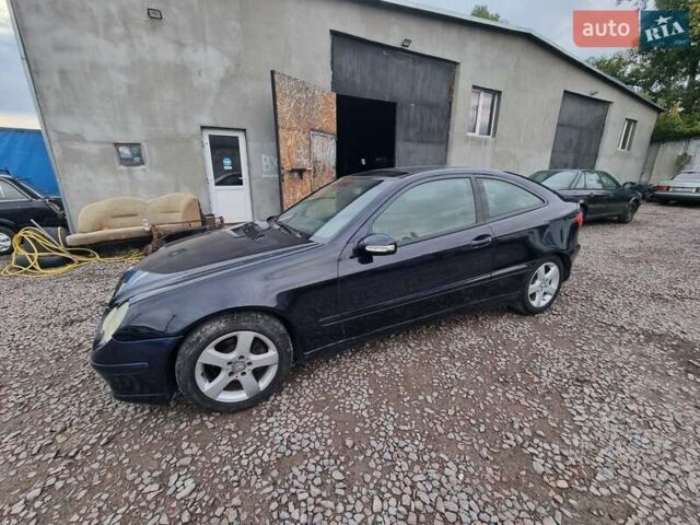 Синий Мерседес Ц-Класс, объемом двигателя 2 л и пробегом 223 тыс. км за 4500 $, фото 18 на Automoto.ua