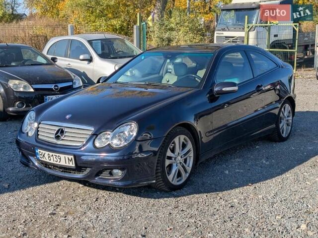 Мерседес Ц-Класс 2005 в Ровно на Automoto.ua Синий Мерседес Ц-Класс, объемом двигателя 2.1 л и пробегом 305 тыс. км за 6450 $, фото 2 на Automoto.ua