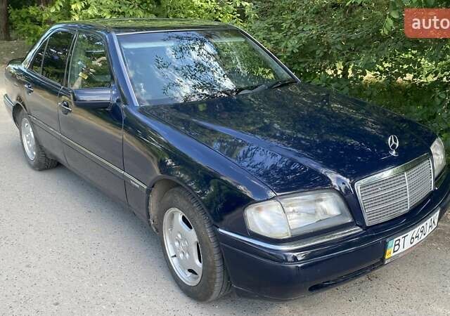 Синій Мерседес Ц-Клас, об'ємом двигуна 1.8 л та пробігом 330 тис. км за 4200 $, фото 1 на Automoto.ua