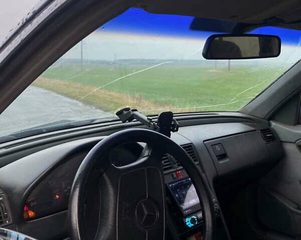 Синий Мерседес Ц-Класс, объемом двигателя 1.8 л и пробегом 444 тыс. км за 999 $, фото 2 на Automoto.ua