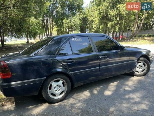 Синий Мерседес Ц-Класс, объемом двигателя 1.8 л и пробегом 300 тыс. км за 2800 $, фото 4 на Automoto.ua