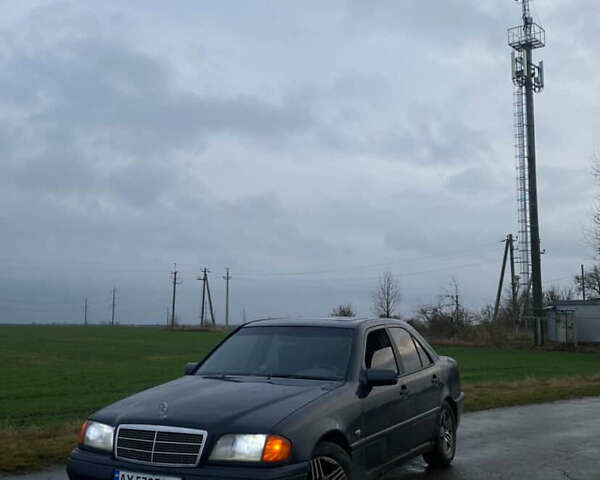 Синий Мерседес Ц-Класс, объемом двигателя 1.8 л и пробегом 444 тыс. км за 999 $, фото 1 на Automoto.ua