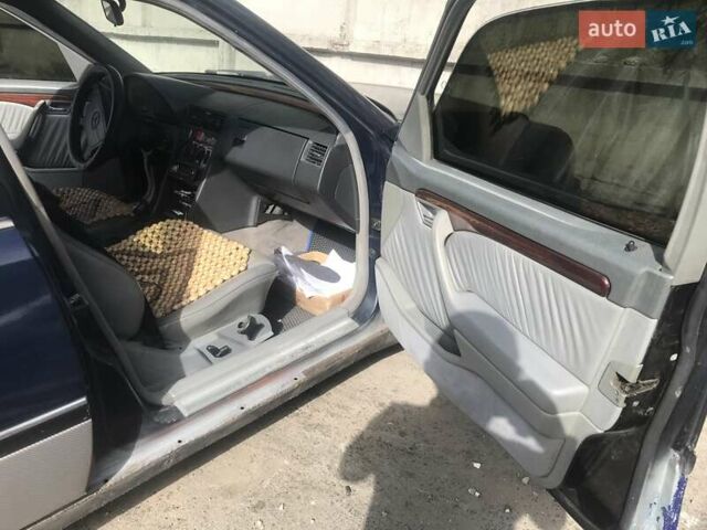 Синий Мерседес Ц-Класс, объемом двигателя 2 л и пробегом 370 тыс. км за 2500 $, фото 1 на Automoto.ua