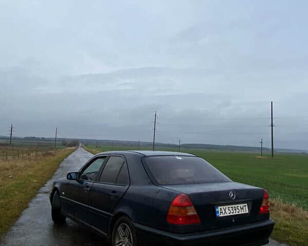 Синий Мерседес Ц-Класс, объемом двигателя 1.8 л и пробегом 444 тыс. км за 999 $, фото 3 на Automoto.ua