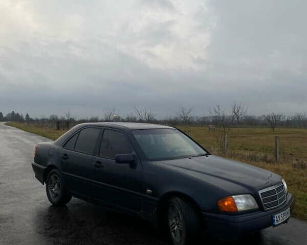 Синий Мерседес Ц-Класс, объемом двигателя 1.8 л и пробегом 444 тыс. км за 999 $, фото 7 на Automoto.ua