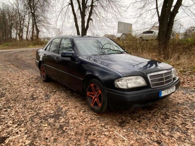 Синий Мерседес Ц-Класс, объемом двигателя 1.8 л и пробегом 200 тыс. км за 1800 $, фото 1 на Automoto.ua