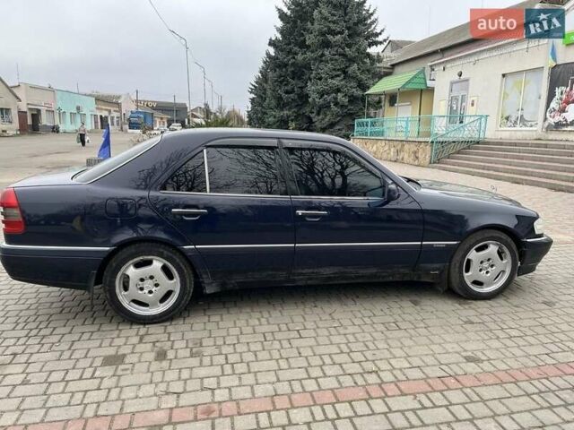 Синий Мерседес Ц-Класс, объемом двигателя 1.8 л и пробегом 386 тыс. км за 3000 $, фото 1 на Automoto.ua