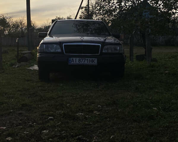 Синий Мерседес Ц-Класс, объемом двигателя 2 л и пробегом 330 тыс. км за 2000 $, фото 3 на Automoto.ua