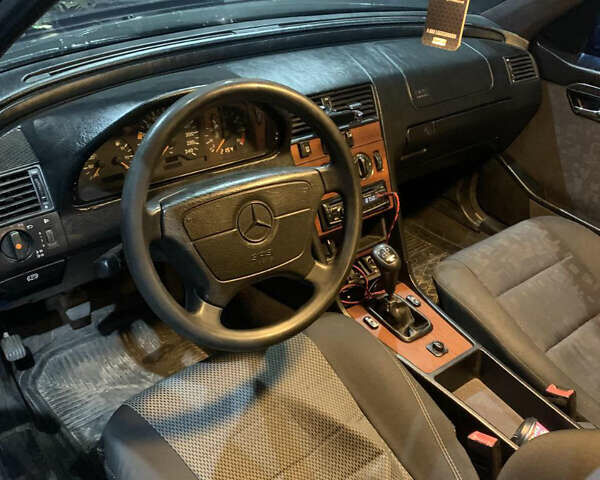 Синий Мерседес Ц-Класс, объемом двигателя 2 л и пробегом 330 тыс. км за 2000 $, фото 1 на Automoto.ua