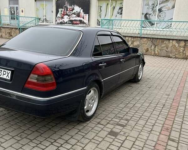 Синий Мерседес Ц-Класс, объемом двигателя 1.8 л и пробегом 386 тыс. км за 3000 $, фото 2 на Automoto.ua