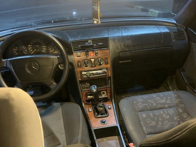 Синий Мерседес Ц-Класс, объемом двигателя 2.2 л и пробегом 330 тыс. км за 2000 $, фото 3 на Automoto.ua