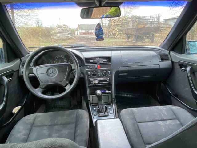 Синий Мерседес Ц-Класс, объемом двигателя 1.8 л и пробегом 200 тыс. км за 1800 $, фото 4 на Automoto.ua