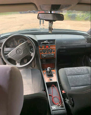 Синий Мерседес Ц-Класс, объемом двигателя 2 л и пробегом 330 тыс. км за 2000 $, фото 2 на Automoto.ua