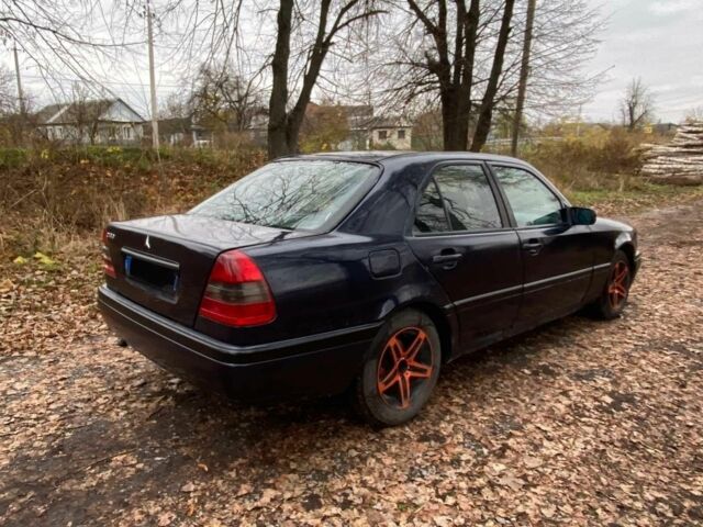 Синий Мерседес Ц-Класс, объемом двигателя 1.8 л и пробегом 200 тыс. км за 1800 $, фото 3 на Automoto.ua