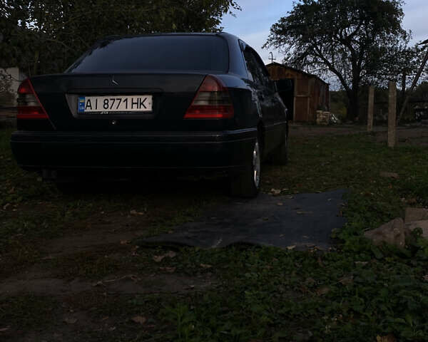 Синий Мерседес Ц-Класс, объемом двигателя 2 л и пробегом 330 тыс. км за 2000 $, фото 4 на Automoto.ua