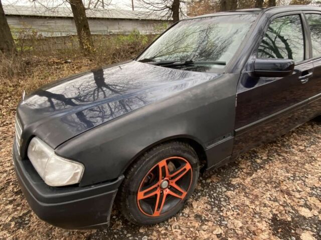 Синий Мерседес Ц-Класс, объемом двигателя 1.8 л и пробегом 200 тыс. км за 2000 $, фото 7 на Automoto.ua